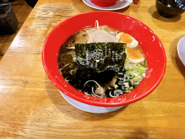 一碗蒜香黑湯，暖心在巷弄——走進那霸巷內的 琉家拉麵 本店，與麵條一起被慰藉