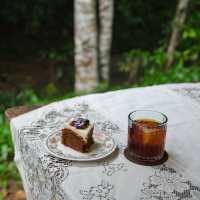 คาเฟ่สไตล์บ้านกลางป่า สุดร่มรื่น จ.เชียงใหม่