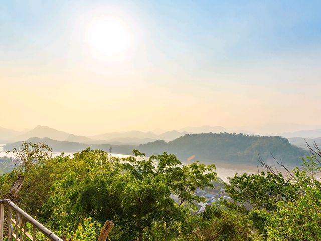 สะบายดี กำเงินล้าน(กีบ) ไปร่ำไปรวยที่ลาวกัน! สะบายดี กำเงินล้าน(กีบ) ไปร่ำไปรวยที่ลาวกัน!