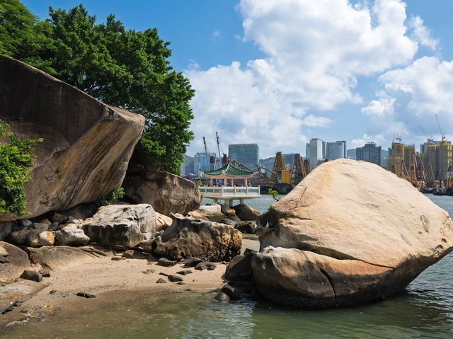 A Seam of Green in the City's Fabric A Seam of Green in the City's Fabric