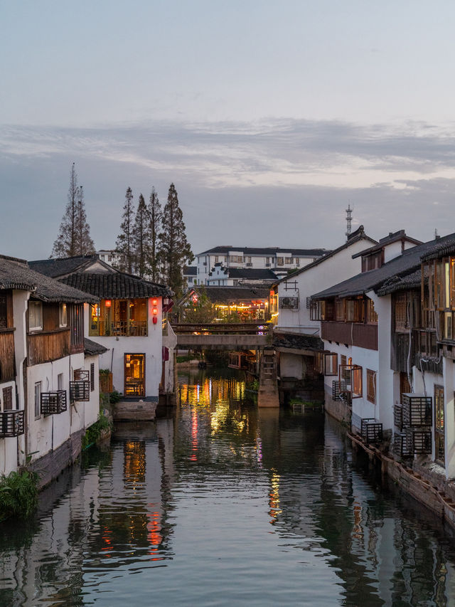 A Quiet Temple Moment in the Middle of Zhujiajiao 🕯️