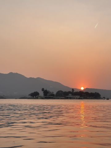 ウダイプル。
コントラストと静けさ。公園と湖。