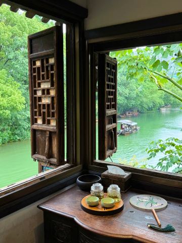 Capture Ancient Chinese-Style Photos and Enjoy Food in Wuzhen
