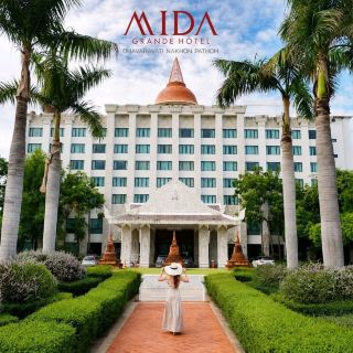 🏨 นครปฐมไม่ได้มีดีแค่องค์พระฯ แต่มีโรงแรมสวยจนอยากนอนต่ออีกคืน
✨ ใช่ค่ะ ! ทริปนี้เราพามาเช็คอินที่ 𝙈𝙞𝙙𝙖 𝙂𝙧𝙖𝙣𝙙𝙚 𝙃𝙤𝙩𝙚𝙡 𝘿𝙝𝙖𝙫𝙖𝙧𝙖𝙫𝙖𝙩𝙞 𝙉𝙖𝙠𝙝𝙤𝙣 𝙋𝙖𝙩𝙝𝙤𝙢
โรงแรมหรูใจกลางเมืองนครปฐม ที่โดดเด่นด้วยการออกแบบสวยทันสมัย
ผสมผสานศิลปะทวารวดี มีกลิ่นอายท้องถิ่นได้อย่างลงตัว
แถมยังอยู่ใกล้องค์พระปฐมเจดีย์ ซึ่งสามารถมองเห็นวิวสวยๆ ได้จากห้องพักอีกด้วย
สำหรับตัวห้องพักต้องบอกว่ามีหลากหลายแบบ
รองรับทั้งแบบ 2 คน ไปจนถึงแบบ 2 ห้องนอน ภายในกว้างขวาง
สะดวกสบาย มาพร้อมสิ่งอำนวยความสะดวกครบครัน
อีกสิ่งที่ชอบมากคือที่นี่ครบจบในที่เดียวจริงๆ
ไม่ว่าจะ สระว่ายน้ำ ฟิตเนส นวดสปาผ่อนคลายร่างกาย
แวะจิบเครื่องดื่มเย็นๆ ที่ POUR OVER LAB
🥢 รวมไปถึงบริการห้องอาหาร MANDARIN
ที่เสิร์ฟอาหารจีนต้นตำรับ รสชาติกลมกล่อม
เหมาะทั้งมื้อพิเศษหรือมื้อสังสรรค์ในโอกาสสำคัญ
🍸 ไฮไลท์ที่เราชอบมากๆ เลยก็คือ THOR Music Bar
รูฟท็อปบาร์ พร้อมฟังดนตรีสดและชมวิวเมืองยามค่ำคืน 🎶
เอาจริงคือแนะนำเลยค่ะ ใครกำลังมีแพลนมาเที่ยวนครปฐม
แล้วอยากได้โรงแรมที่ทั้งสวย สะดวก มีครบทุกไลฟ์สไตล์ในที่เดียว
จดลิสต์ที่พักนี้ไว้เลยไม่ผิดหวังแน่นอน 🥰

#Midamoments  #Midanakhonpathom  #MidaHotel  #NakhonPathom  #NakhonPathomHotel  #midagrandhoteldhavaravatinakhonpathom #โรงแรมไมด้า  #นครปฐม  #โรงแรมนครปฐม  #journeyyoung 