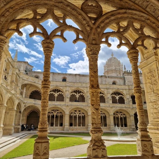 🏰✨ Discover the Majestic Jerónimos Monastery in Lisbon! ✨🏰



