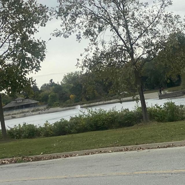 Lakefront Promenade Park in autumn 🇨🇦