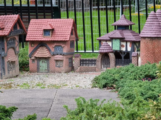 Model Tudor Village in Fitzroy Gardens 🏢