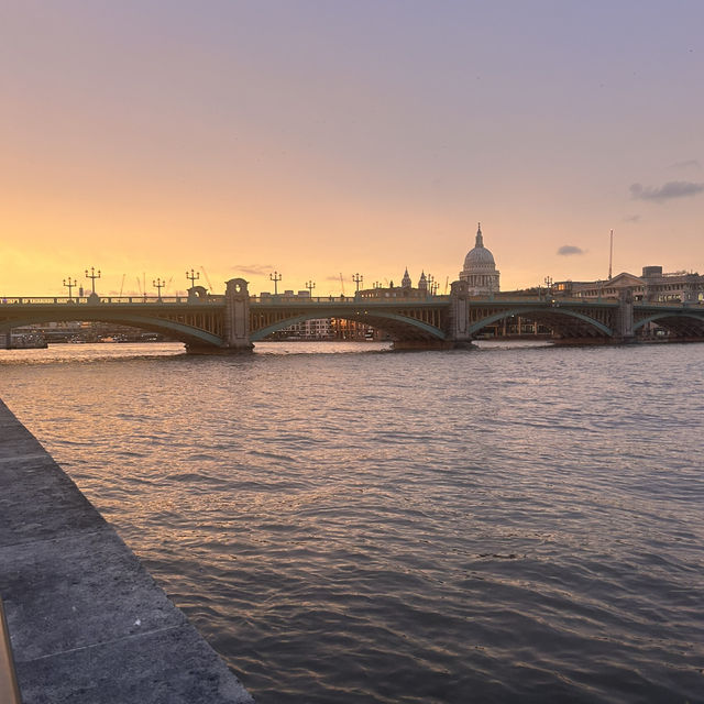 An evening stroll from Tower Bridge to the Globe