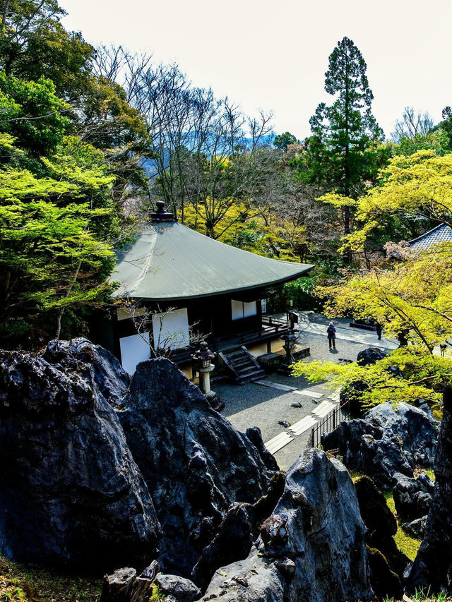 A temple standing on top of "silica stone"