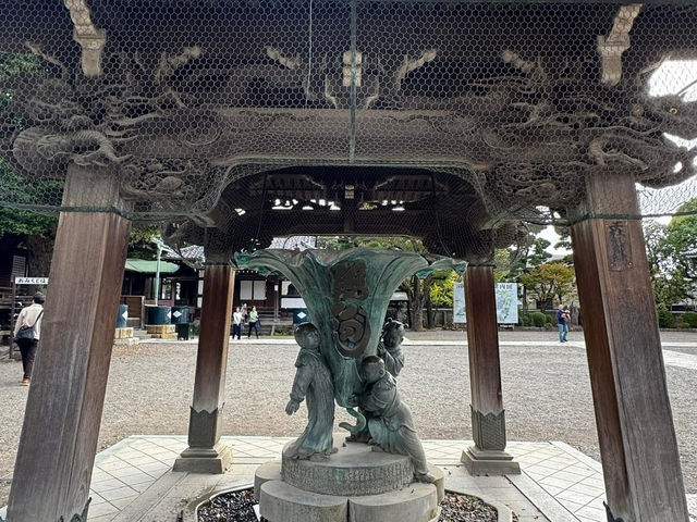 There are many attractions such as magnificent sculptures and gardens