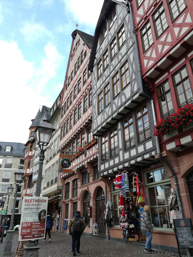 Wander Through Frankfurt: Classics, Culture, and Bridges 🇩🇪🥨