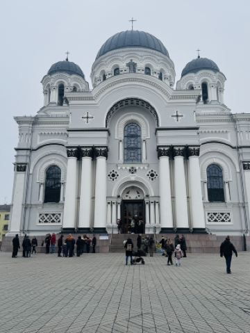 聖米迦勒大天使教堂將天堂般的氛圍與悠久的歷史完美融合！ 😇💙 這座新拜占庭式建築矗立在自由大道 (Laisvės alėja) 的盡頭，以其令人難忘的藍色圓頂而聞名。教堂內部裝飾著精美的壁畫和宗教聖像，是尋求獨特建築和寧靜心靈的理想選擇。即使在陰雨天，教堂依然熠熠生輝，散發著西式魅力與藝術氣息。

您可以先在教堂外近距離欣賞標誌性的外立面，然後進入教堂，拍攝天使般的壁畫（尋找站在壁畫前的天使——透過彩色玻璃窗灑下的陽光會為您的照片增添一抹神奇的光彩！）。千萬不要錯過地下墓穴，這裡現在是考納斯盲人博物館；探索這片漆黑的世界，將帶給您一種沉浸於感官體驗的感受，真正加深您與這片空間的聯繫。

溫馨提示：建議早點到達，感受教堂的靜謐氛圍，並在下雨前拍攝一些廣角照片——雨滴落在教堂外牆上，會營造出一種獨特的氛圍！如果您對宗教歷史感興趣，不妨駐足片刻，思考這座建築的變遷——從最初的東正教教堂，到蘇聯時期作為彩色玻璃博物館，再到1991年重新迎接天主教信徒。

實用資訊：地址：Nepriklausomybės a. 14, Kaunas。請事先查詢開放時間－平日人流較少，是最佳選擇。教堂位於考納斯市中心，是您在自由大道（Laisvės alėja）漫步時的理想停留點。進入地下墓穴時請注意腳下（裡面非常黑暗，地面會比較潮濕）。

#考納斯 #建築 #教堂指南 #文化遺產 #旅遊貼士 #立陶宛
