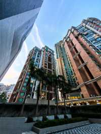親愛的小夥伴們👋，你是否憧憬著迷人的香港風景，踏上城市漫步的旅程？😍讓我帶你穿越繁華的街道、感受迷人的夜景，一起探索這座充滿活力的國際都市吧！✨