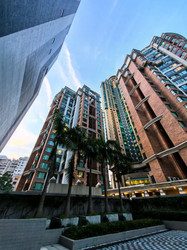 親愛的小夥伴們👋，你是否憧憬著迷人的香港風景，踏上城市漫步的旅程？😍讓我帶你穿越繁華的街道、感受迷人的夜景，一起探索這座充滿活力的國際都市吧！✨