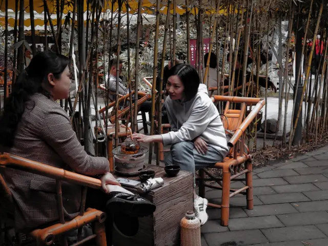 The weekend market at Wenshu Monastery, locked in this film-like atmosphere
