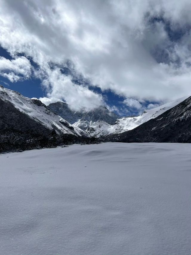 五彩池依然在白雪堆里呢