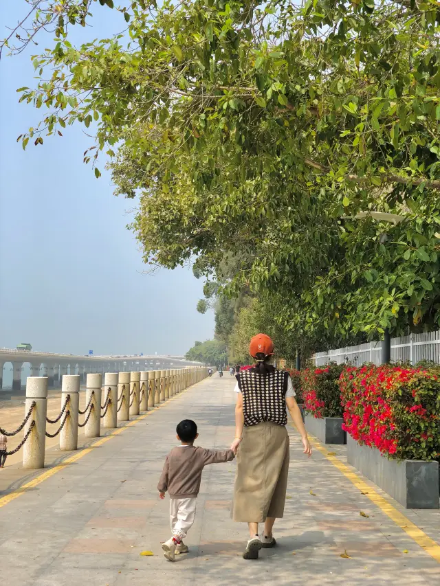 A family trip to Xiamen for a seaside and sand digging amusement park route