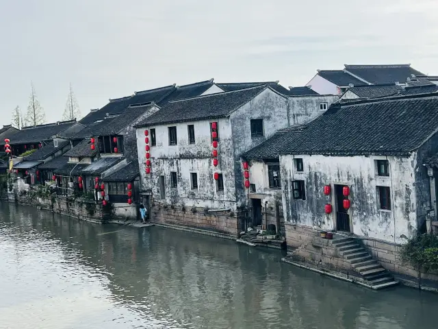 Strolling through the ancient town of Qiandeng