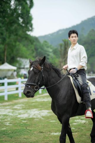 당신은 이런 일이 일어날 거라고 예상하지 못했을 거예요! 광저우에서도 말을 탈 수 있다는 게 밝혀졌어요! 나도 예상하지 못했어!