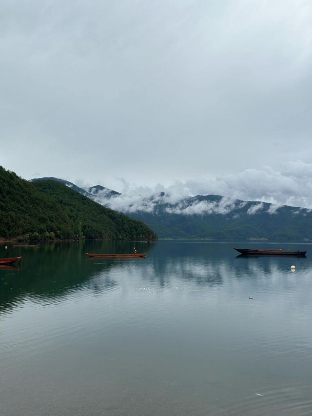 雲南瀘沽湖｜一個純淨無比的湖泊。