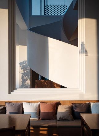 How can you not experience the spiral staircase shooting of this bed and breakfast? It's too video!