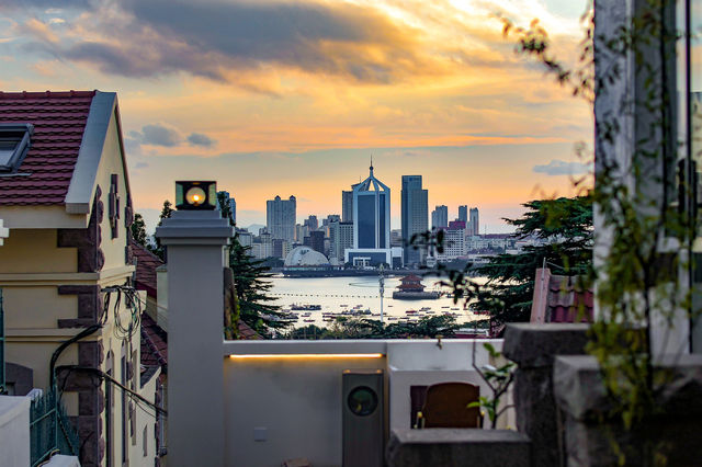 住宿分享|青島德式海景別墅裏的油畫落日。