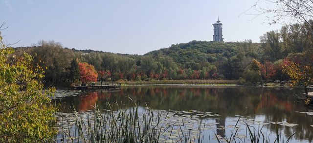 雲痕長空踏碧浪，石橋一字跨山嶂。