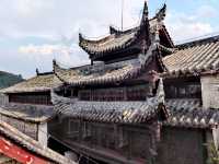 石山頂上的寺院，安順天台山伍龍寺。