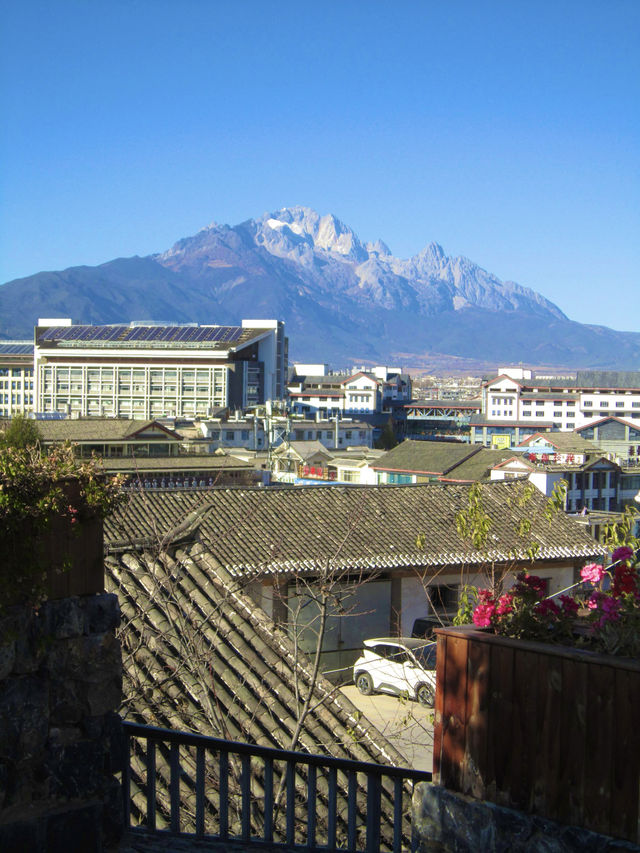 麗江山念…推開窗就是雪山….