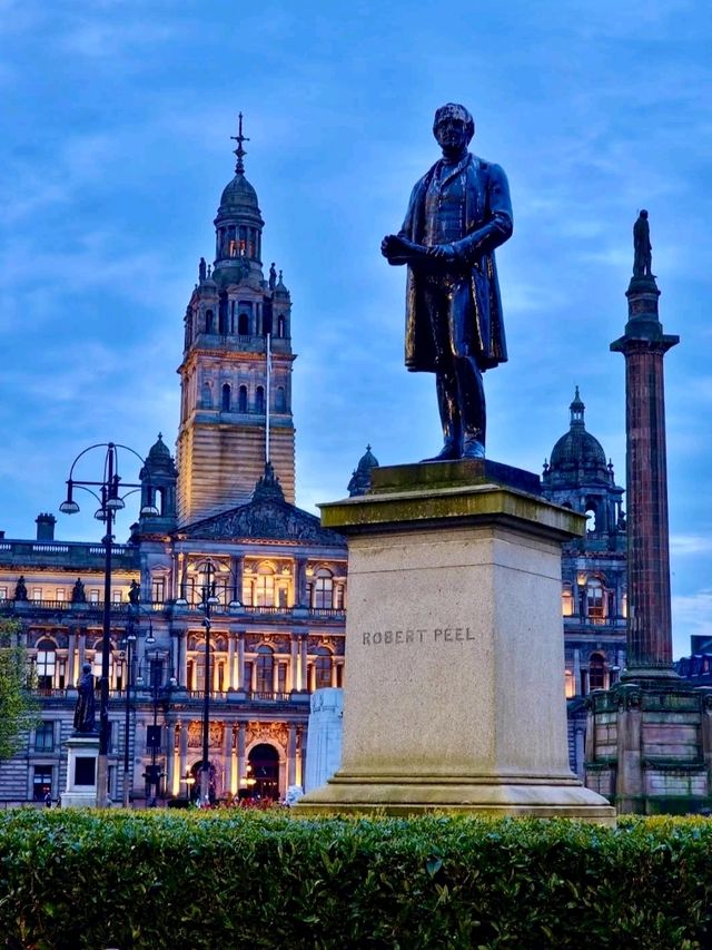 Evening Stroll Through George Square: A Glasgow Highlight 🌆✨🏛️🌙