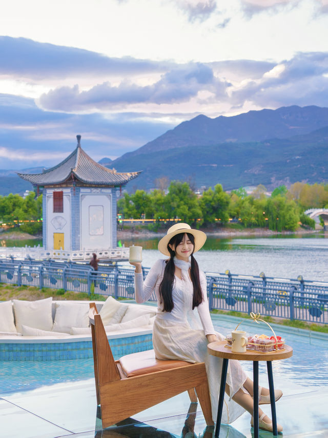 本來以為麗江已經夠美了，直到我住進風景裡