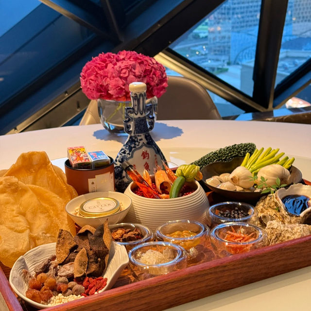 🇲🇴｜體驗澳門唯一米其林，吃飯才能看得Kaws 天颐餐厅