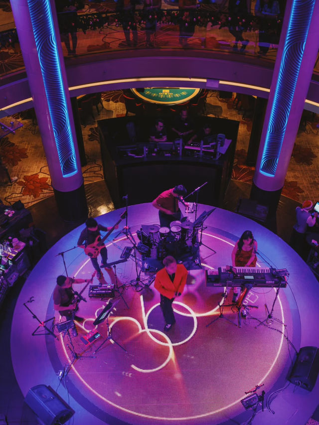 💰Singapore hotels are crazy expensive… good thing I sleep on a ship!
