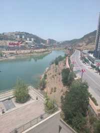 這是陝北，展開暑期度假模式，來延安，住萬達，欣賞《再回延安》，品嚐海鮮自助餐； 嗨！大家好！剛剛從