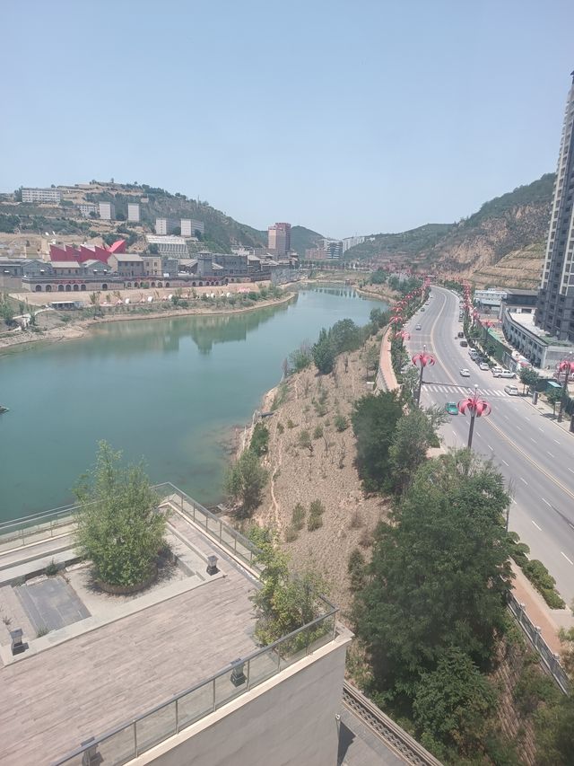 這是陝北，展開暑期度假模式，來延安，住萬達，欣賞《再回延安》，品嚐海鮮自助餐； 嗨！大家好！剛剛從