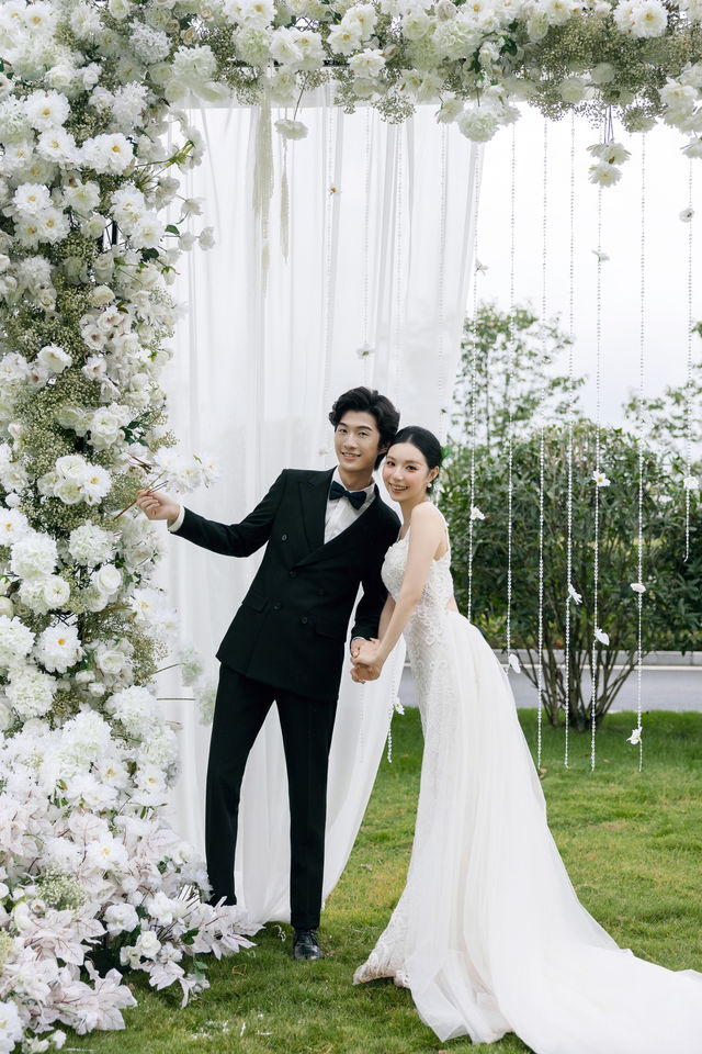 將婚禮搬到草坪上,心動不止一萬次。 將婚禮搬到草坪上,心動不止一萬次。