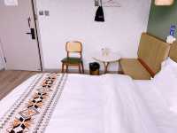 【加油站旁寶藏店！免費停車+人均60爽住】