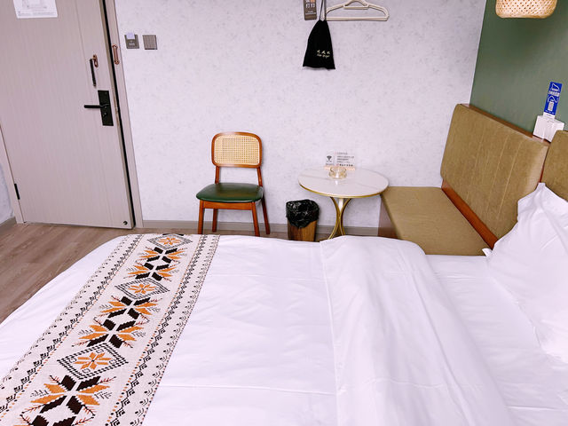 【加油站旁寶藏店！免費停車+人均60爽住】