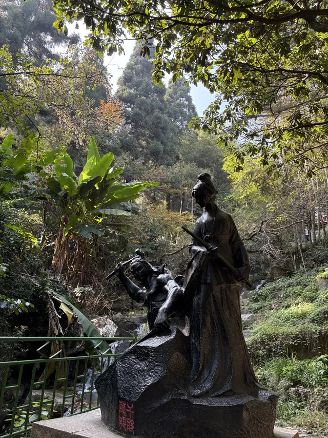 趁紅楓銀杏未落，走一趟莫干山蔣公古道吧！