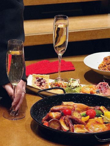 A must-try for your Hangzhou New Year's Eve dinner! The Tsutaya Bookstore Restaurant + Tianmuli Market offers an amazing atmosphere.