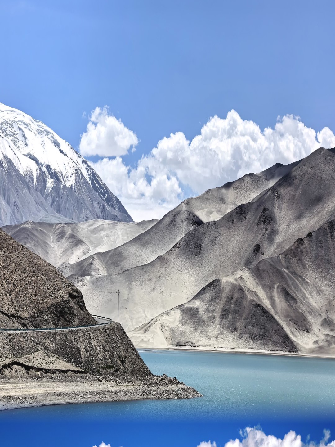 A must-book private car to Baishahu in Kashgar when traveling with kids
