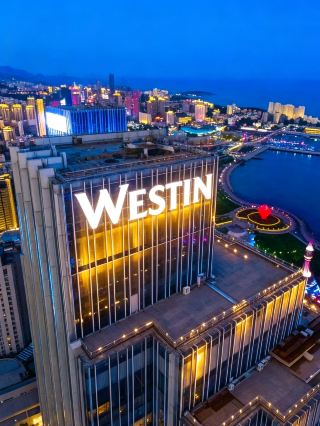 The Westin Qingdao! Enjoy the high-altitude ocean-view pool and watch the Fushan Bay light show from the comfort of your room
