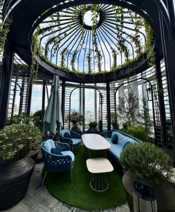 
 Shanghai punya hotel "hidden gem" baru lagi nih! Andaz Shanghai Xujiahui Center hadir membawa nuansa retro Nanyang ala Andaz Xiamen ke tengah hiruk-pikuk gedung pencakar langit, menciptakan suasana "Nanyang old dream" yang bikin betah 🌿.
 
🏝️ Vibe area publiknya juara banget
Begitu keluar lift, langsung jatuh cinta sama vibe Nanyang yang kental. Furnitur rotan, palet warna hijau botol yang retro, dipadu dengan cahaya hangat yang lembut, bener-bener perpaduan pas antara gaya modern Shanghai dan retro Nanyang. Detailnya sangat cantik, tiap sudut estetik banget buat foto-foto.
 
🛏️ Pengalaman menginap di kamar
Kamarnya punya jendela kaca besar (floor-to-ceiling) yang langsung menghadap skyline kota Xujiahui. Pemandangan sunset di sini bener-bener bikin rileks. Kamarnya dilengkapi meja kerja luas, lemari ganda yang lega, dan ada bathtub juga. Pas banget buat berendam dan ngilangin capek setelah seharian beraktivitas.
 
🍹 Fasilitas unggulan hotel
Restorannya artistik dengan aksen cermin yang estetik, cocok banget buat nikmatin afternoon tea yang cantik.
Ada juga Andaz Hour buat nikmatin camilan dan minuman. Setelah jam 19:00, tersedia cocktail khusus buat para ladies. Minum cantik sambil liatin city light Shanghai itu pengalaman yang top banget.
 
📍 Lokasi strategis
Hotel ini ada di pusat bisnis Xujiahui, bawahnya langsung mall besar, jadi mau cari makan atau belanja gampang banget. Bisa jalan kaki ke area bersejarah Hengfu dan Wukang Road buat jalan-jalan di bawah pohon sycamore dan liat bangunan tua yang ikonik.
 
Cocok banget buat warga lokal yang mau staycation, turis yang lagi liburan ke Shanghai, pergi bareng bestie, atau buat perjalanan bisnis sekalipun.