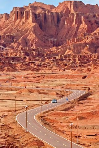 Ini tempat yang paling tidak mirip Bumi yang pernah saya kunjungi: Musim Gugur di Xinjiang Selatan.