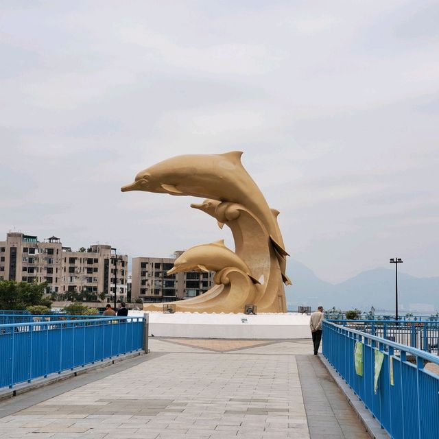 金色嘅海豚雕像，好靚呀😊
