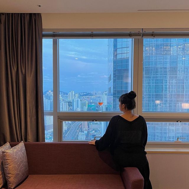 초고층 객실에서 즐기는 파노라마 야경 ✨