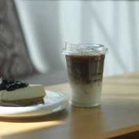 ร้านกาแฟใกล้วัดม่วง Suk arrom สุขอารมณ์ :)