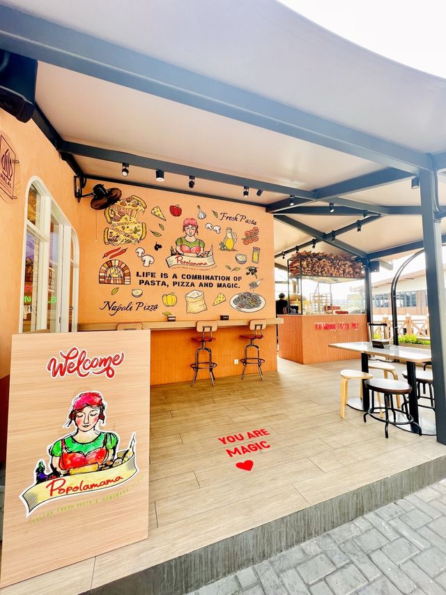 The 🌍’s First Over-Water Retail & Dining🛍️