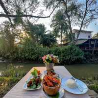 ที่พักริมน้ำ สระว่ายน้ำส่วนกลางสวย