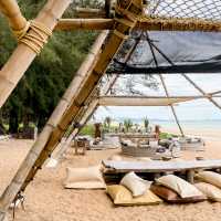 นั่งชิลริมทะเลพัทยาที่ Cave Beach Club 🏝️